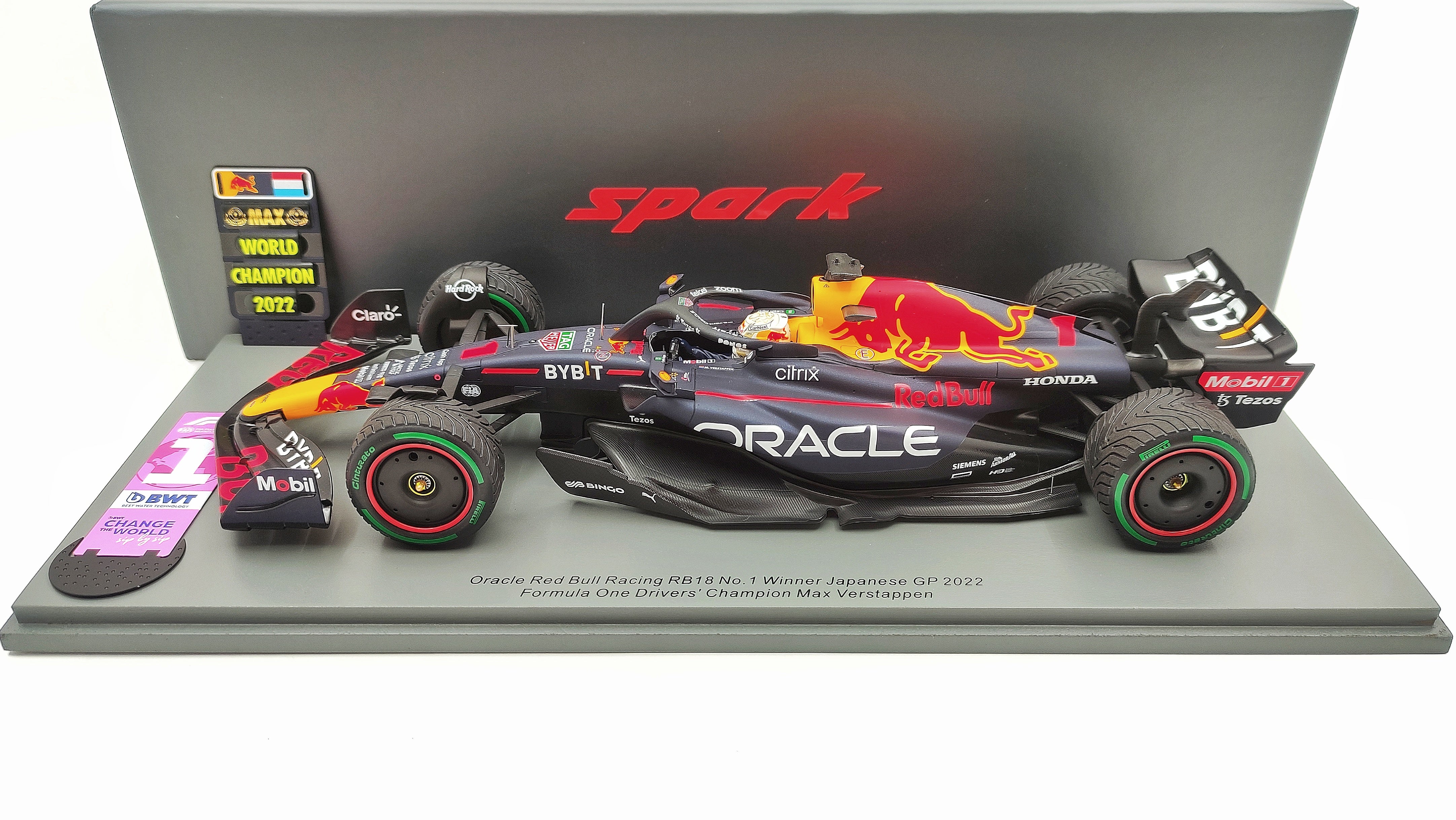 Spark Red Bull RB18 Max Verstappen Winner Japanese GP 2022 1/18 F1 