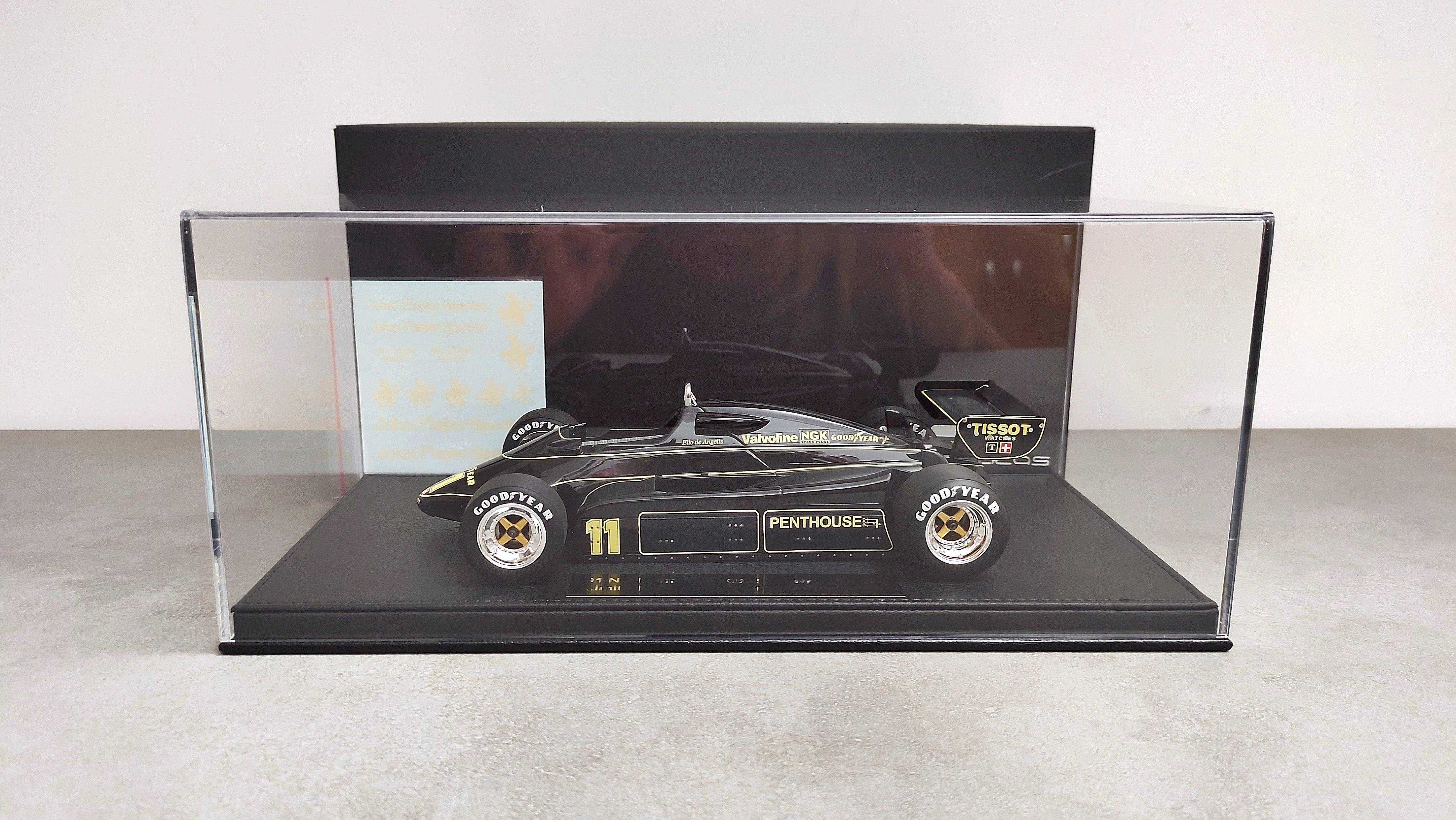 GP Replicas JPS Lotus Ford 91 Elio de Angelis 1982 1/18 GP066A