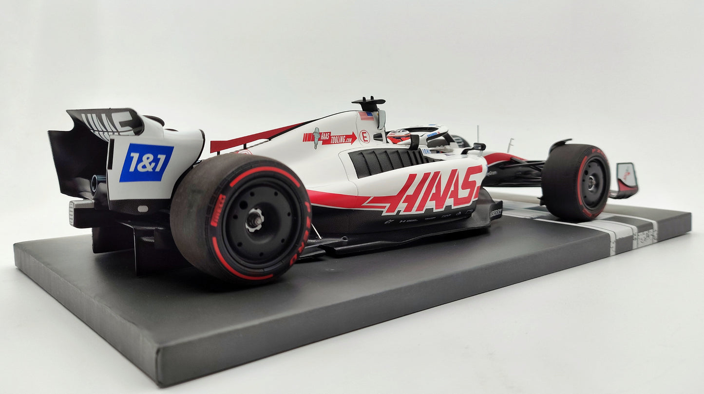 Minichamps Haas Ferrari VF22 Brazilian GP First Pole Kevin Magnussen 2022 F1 1/18 117222120