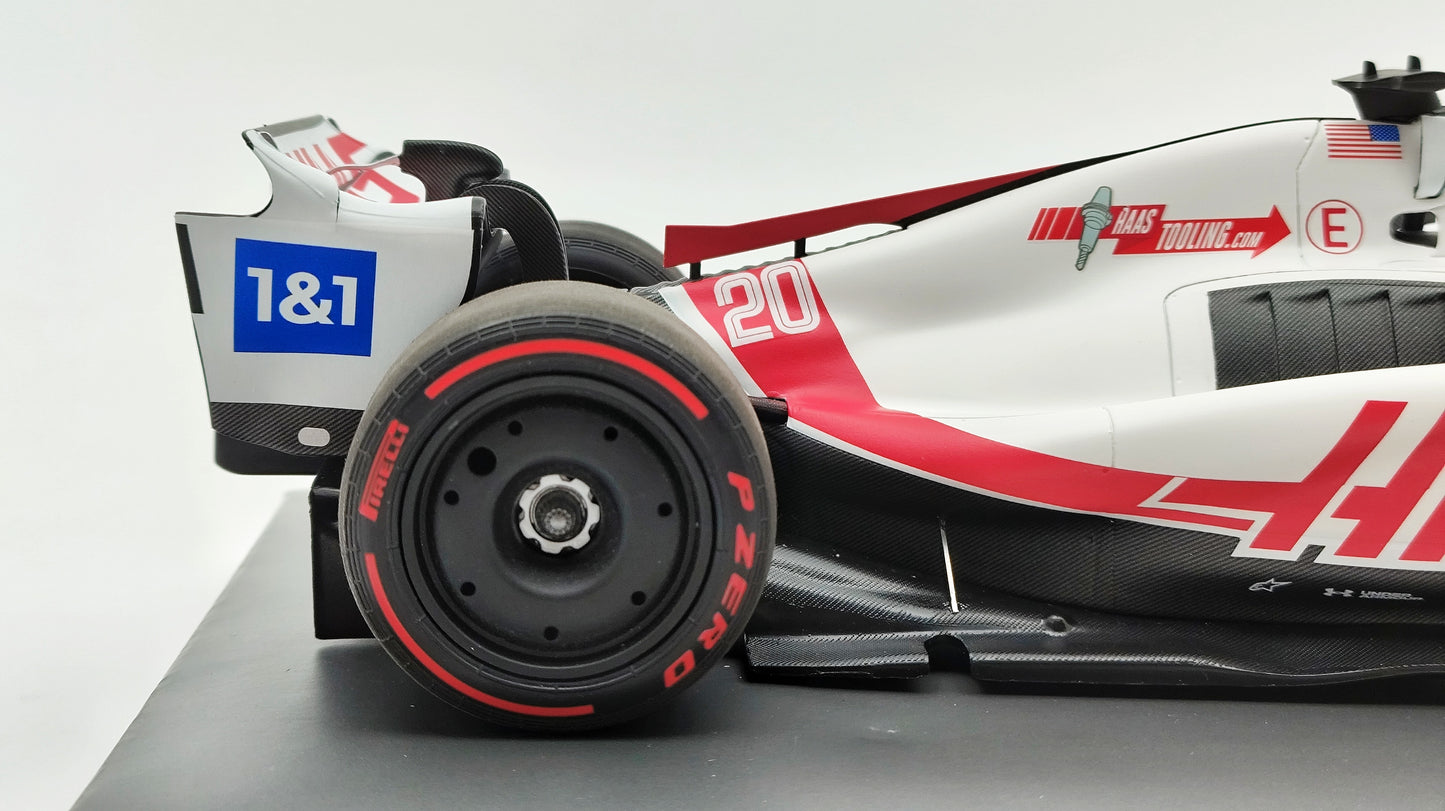 Minichamps Haas Ferrari VF22 Brazilian GP First Pole Kevin Magnussen 2022 F1 1/18 117222120