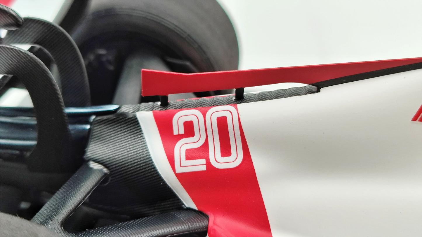 Minichamps Haas Ferrari VF22 Brazilian GP First Pole Kevin Magnussen 2022 F1 1/18 117222120