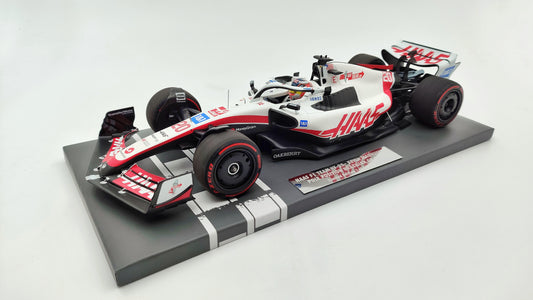 Minichamps Haas Ferrari VF22 Brazilian GP First Pole Kevin Magnussen 2022 F1 1/18 117222120