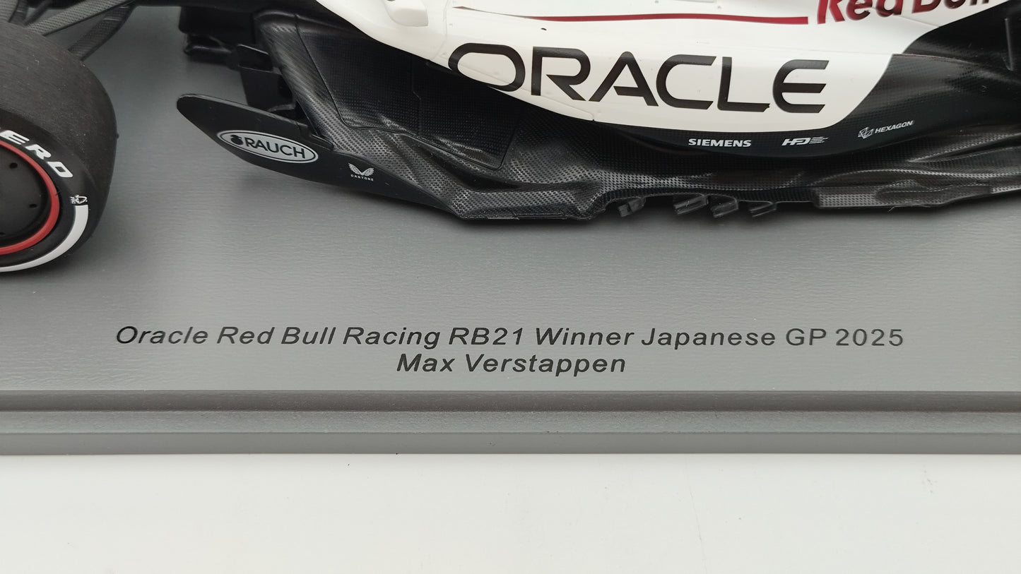 Spark Red Bull RB21 Max Verstappen Winner Japanese GP 2025 1/18 18S1004