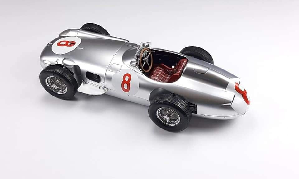 IXO Diamond 8 Mercedes W196 R n°8 Juan Manuel Fangio 1954-55 F1 World Champion 1/8 IXO-003