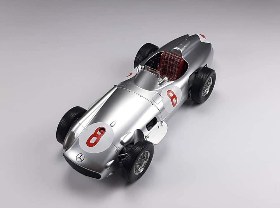 IXO Diamond 8 Mercedes W196 R n°8 Juan Manuel Fangio 1954-55 F1 World Champion 1/8 IXO-003