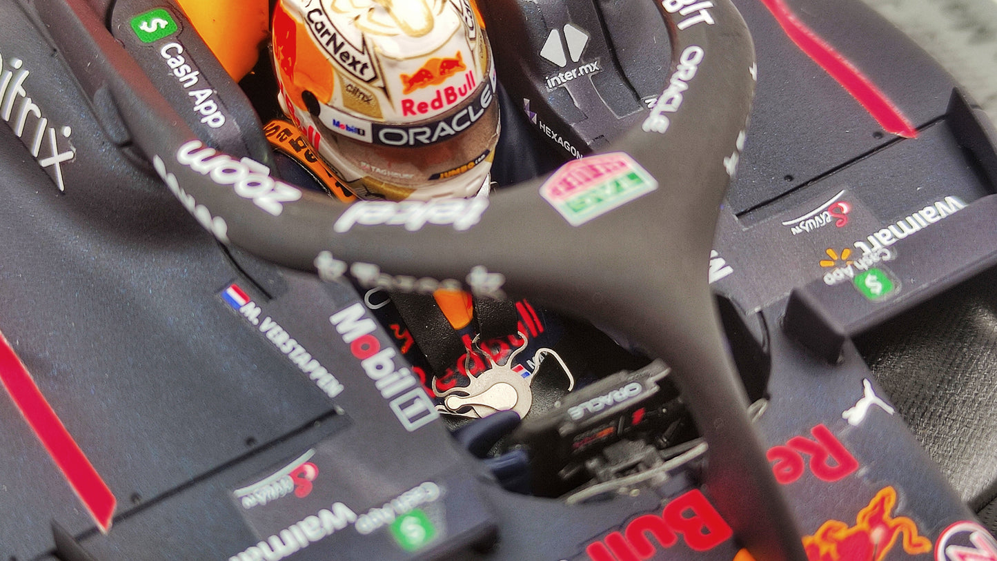 Spark Red Bull RB18 Max Verstappen Winner Japanese GP 2022 1/18 F1 World Champion 18S774