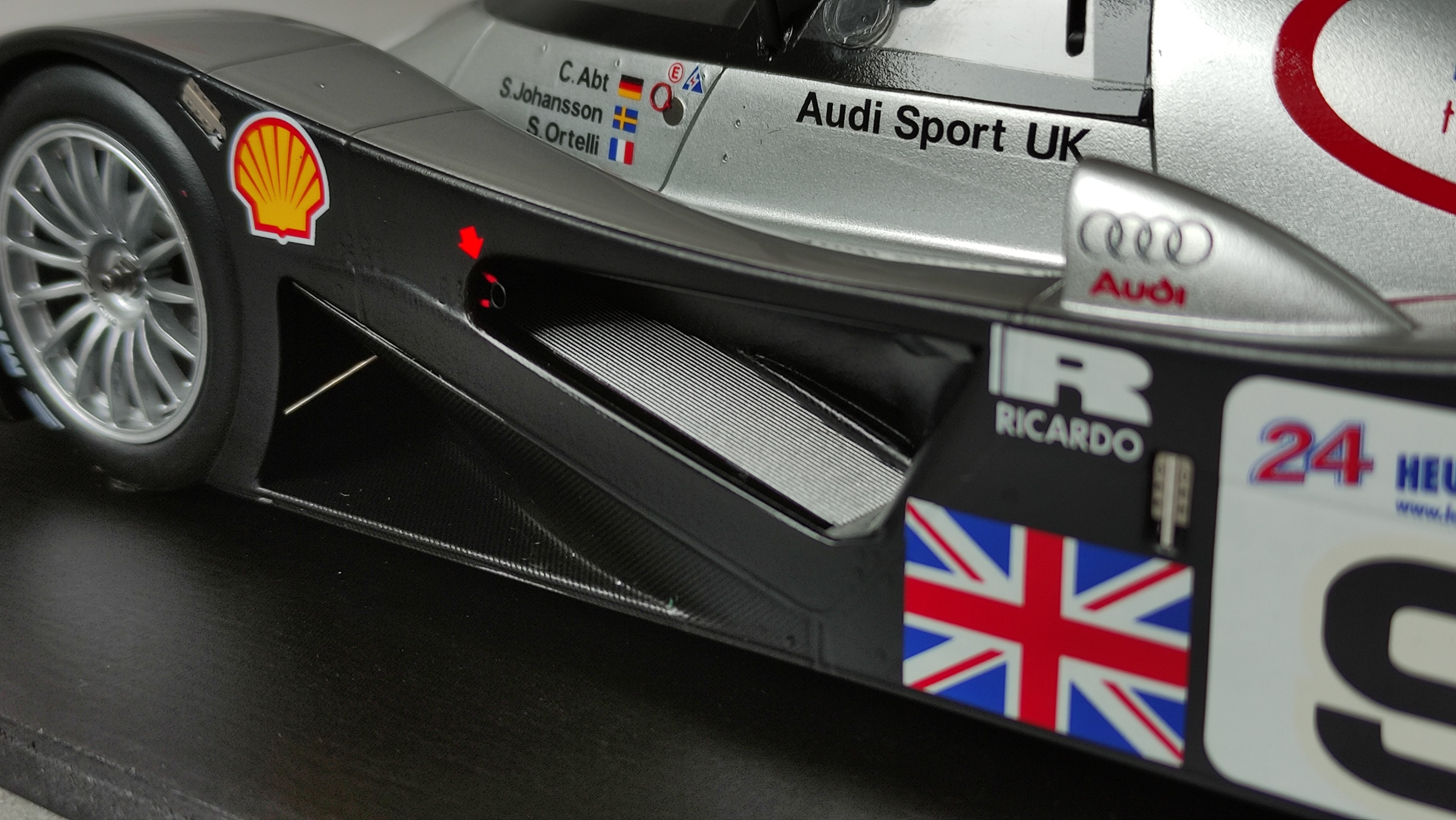 Spark Audi R8C N°9 24H Le Mans 1999 Audi Sport UK 1/18 18S339